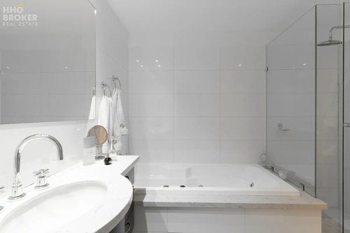Apartamento En Venta De 3 Dormitorios, Torre Lobos, Punta Del Este, Playa Brava.
