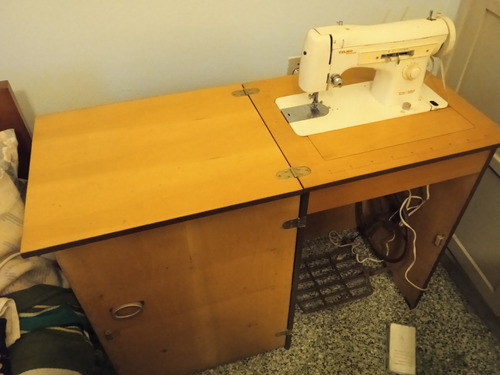 Máquina De Coser Yelmo Con Mueble. Cómo Nueva 