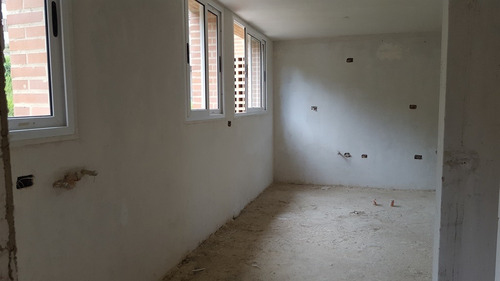 Alto Hatillo Imponente 180mts Financiamiento 50% En Dos Años Sin Intereses Linda Vista Edificio Nuevo Pozo De Agua Calle Privada Vigilancia 2habitaciones /3baños 2 Puestos En Sótano Maletero