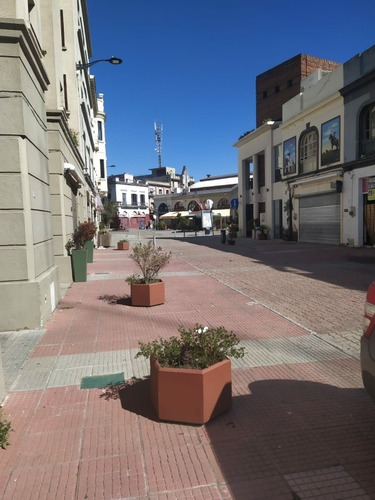 Local Mercado Del Puerto