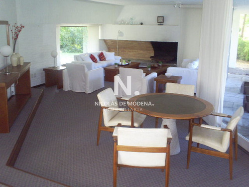 Hermosa Mansion De 5 Dormitorios En Venta En Playa Mansa, Punta Del Este