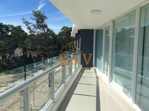 Imagen 5 de 30 de Venta Y Alquiler De Moderno Departamento De Tres Dormitorios Más Dependencia A Pasos De Playa Brava