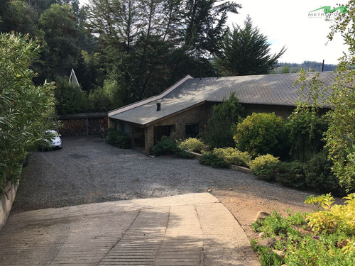 Casa En Venta De 5 Dorm. En Vichuquén
