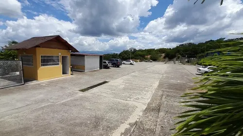 Gm - Se Vende Centro Deportivo En Charallave Con Canchas De Futbol, Piscina, Restaurante, Estacionamiento Y Los Servicios Necesarios En Terreno De 13.189 M2.