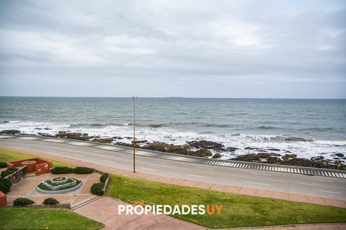 Departamento De 3 Dormitorios Con Parrillero En Venta , Ultimo Piso Frente Al Mar, Punta Del Este