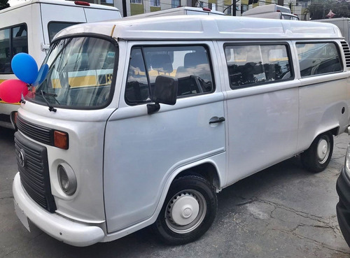 Volkswagen Kombi 2012 - 9 Lugares