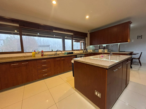 Exclusiva Propiedad Con Casa Principal Y Terreno De 9 Ha.
