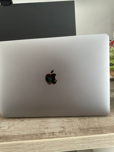 Macbook Pro 13 M2 8gb De Ram 512 Ssd. 17 Ciclos De Batería