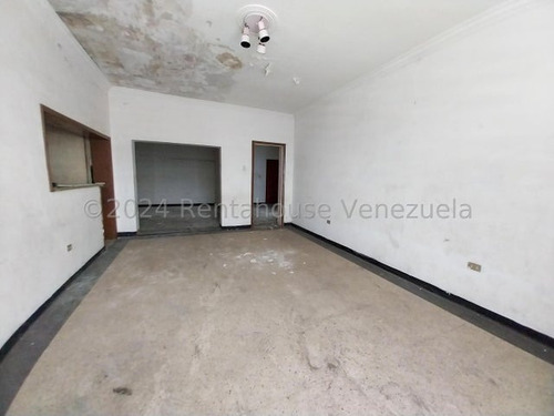Ag. Vende Excelente Local De 2 Niveles Con Puestos De Estacionamiento A Pie De Calle Ubicado En Santa Monica