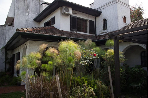 Casa En Lote Propio Ubicada En Barrio Guemes - Escucho Ofert