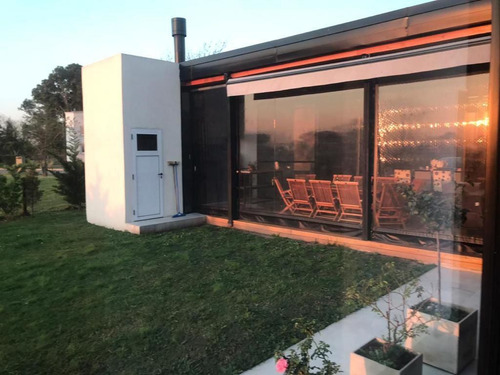 Casa En Venta De 3 Dormitorios C/ Cochera En Santo Domingo