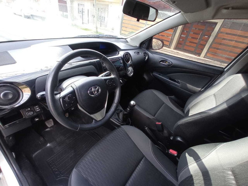 Imagen 10 de 15 de Toyota Etios Xs Nafta 1.5 Caja Manual De 6ta Año 2016