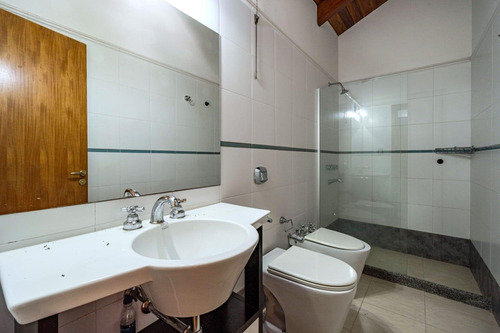 Venta/permuta Casa De 4 Dormitorios Con Amenities. San Marino, Funes Hills.