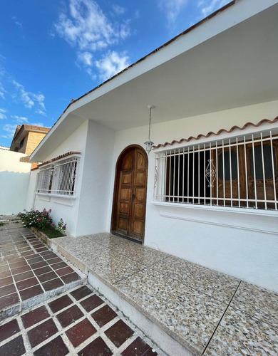 Casa En Venta En La Urb Trigal Sur De Oportunidad 