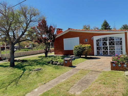 Casa Araminda  A Cuadra Y Media Del Mar Sobre Calles Principales Para Vivir Todo El Año. Muy Iluminada   