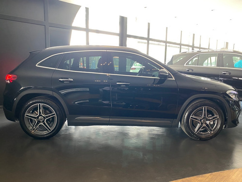 Imagen 8 de 10 de Mercedes Benz Gla 200 Amg Line 4*2 At 2023 - 0km Negro