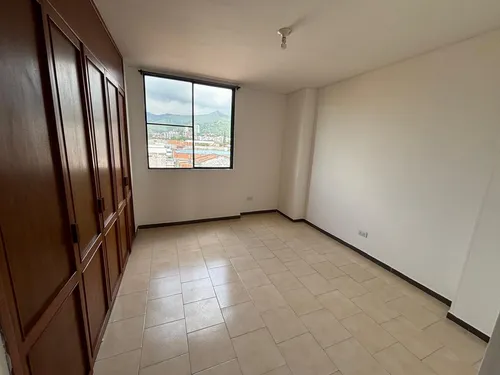 Venta De Apartamento En El Sector La Flora, Area 110 M2 Con Ascensor, Dos Parqueaderos Propios.