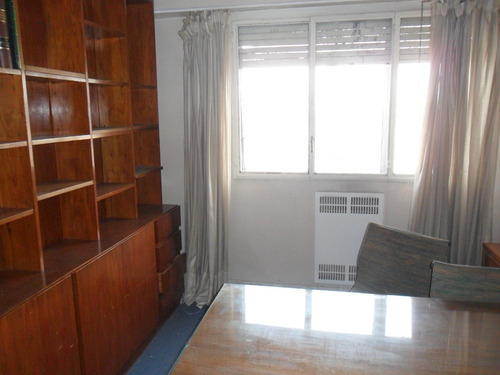 Imagen 5 de 16 de Amplia Oficina Al Frente, Con Recepción, 3 Despachos, Sala De Espera, Cocina, Baño Completo. Cochera Fija En El Subsuelo Del Edifcio.