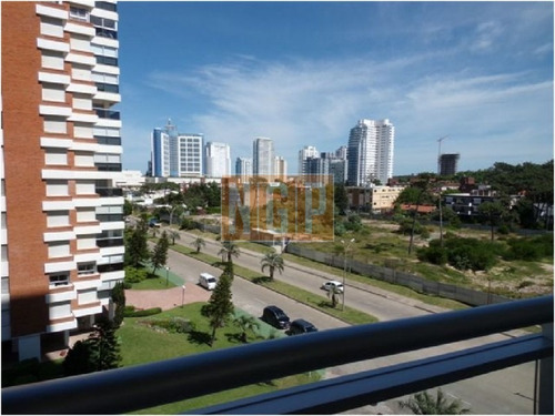 Hermoso Apartamento En Alquiler 2 Dormitorios Y Medio Con 2 Baños, 1 En Suite, Comodo Living Comedor Y Terraza -ref:16619