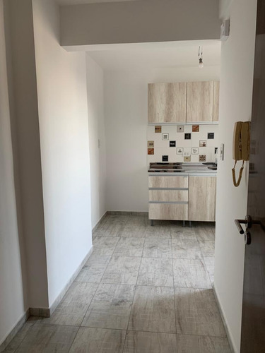 Departamento Reciclado A Nuevo, Muy Luminoso. Solo Compradores Directos.