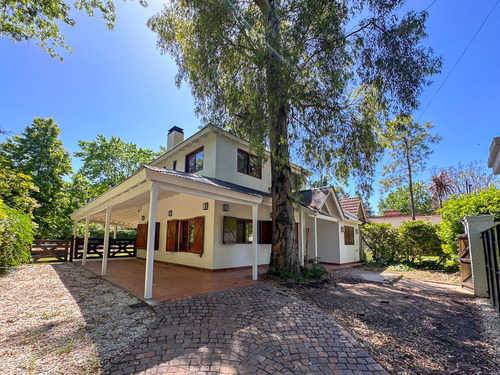 Casa En Alquiler De 5 Ambientes Con Jardin Parrilla Y Cocheras  Barrio Parque Leloir