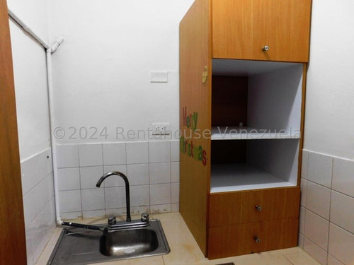 Local Comercial En Alquler Zona Centro Barquisimeto Calle 28, En Excelentes Condiciones Y Zona De Alto Trafico, Codifo 24 27728, Comunicate Soy Gabi Irastorza De Rentahouse.