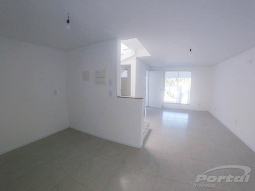 Sobrado 3 Dormitórios Sendo 1 Suíte, Sala, Cozinha, Área De Serviço, Lavabo, Bwc Social, Excelente Padrão De Acabamento, Área Privilegiada Da Cidade, 5 Minutos Do Centro! - 3576574v