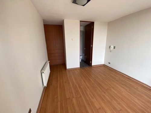 Imagen 1 de 15 de Iluminado Departamento En Arriendo