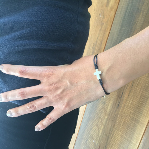 Imagen 7 de 10 de Pulsera Cruz Hilo Negro Y Plata .925 Agálea Joyería