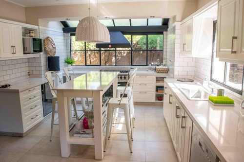 Casa De 6 Ambientes En Venta Con Cochera En Las Lomas De San Isidro