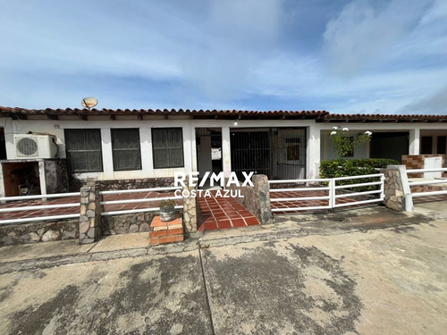 Remax Vende Amplia Casa En Conjunto Los Coralitos Tucacas