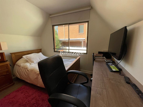 Casa En Venta De 5 Dorm. 4 Baños En Condominio En Las Condes