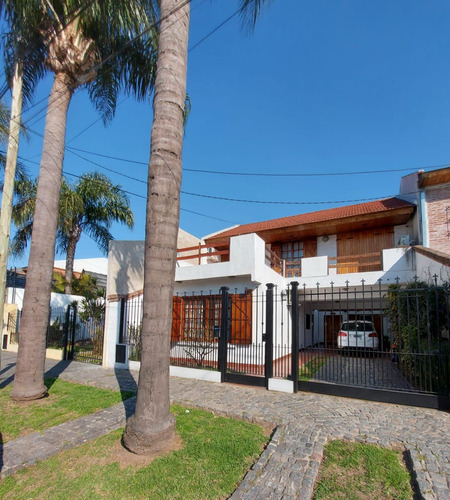 Casa  En Venta En Castelar, Morón, G.b.a. Zona Oeste