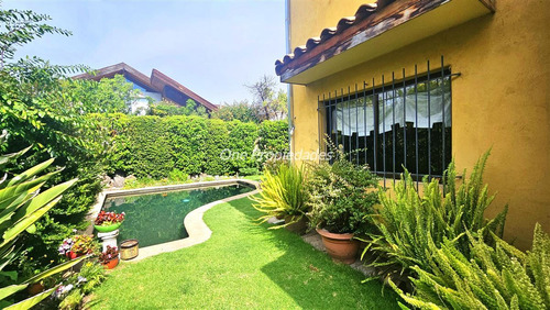 Casa En Venta De 4 Dorm.3 Baños Estar Servicio En Las Condes