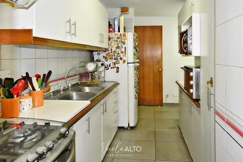 Departamento En Venta De 4 Dorm. En Las Condes / Metro Colon