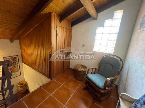 Hermosa Y Grande Casa A La Venta, Ubicada En Pinares Atlántida, 5 Dormitorios, 3 Baños, Frente Y Fondo. Inm Atlántida.