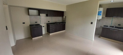 Imagen 6 de 15 de Venta - Casa - Ph - Hurlingham- Jardín - Parrilla - Lavadero- Cochera