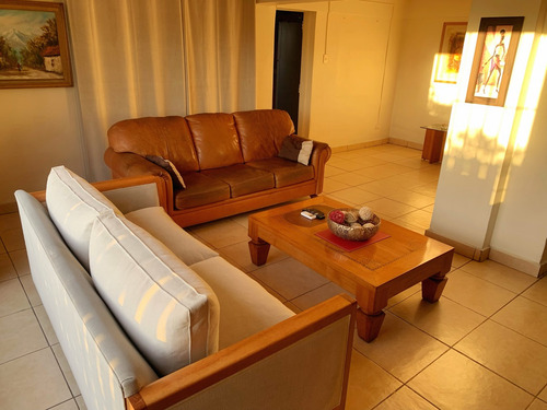 Espaciosa Casa En Venta De 4 Dormitorios