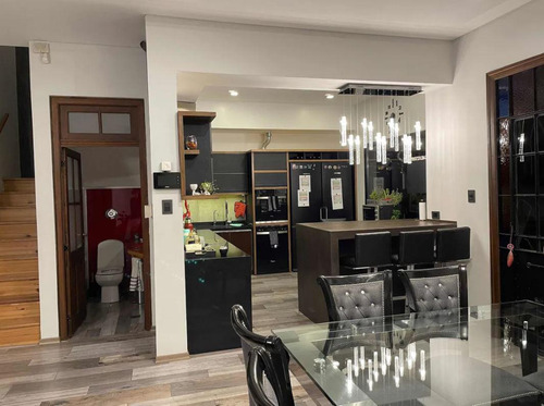 Casa En Venta - 3 Dormitorios 3 Baños - Cochera - 250mts2 - Temperley