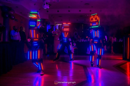Imagen 2 de 5 de Robot Led. Show Luminico Coreografico 15 Años Casam. Eventos