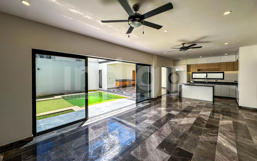 Casa En Venta En Mérida En Privada Soluna, Temozón Norte