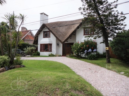 Punta Del Este, Pinares, Casa De 5 Dormitorios Y Piscina*- Ref: 42155