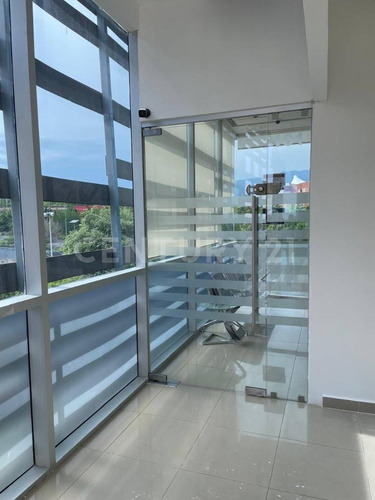 Venta De Consultorio De 4 Espacios, Excelente Ubicación Y Seguridad