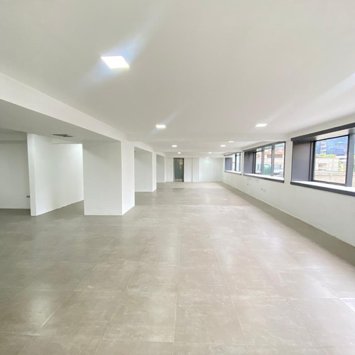 Torre Comercial En Venta 3.000 M2 - Urb. Las Mercedes