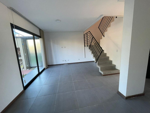 Imagen 29 de 30 de Duplex De 3 Ambientes Con Jardin Y Cochera