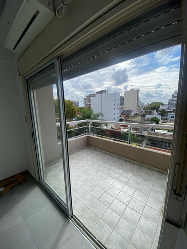 Alquilo En Caseros Centro Hermoso Deparamento De 1 Ambiente Con Balcon Sobre Calle Sabattini Apto Profesional F: 8962
