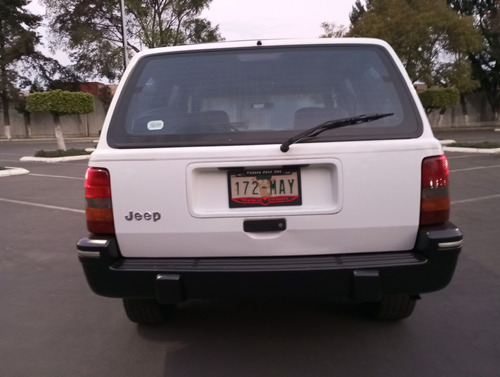 Jeep Grand Cherokee Laredo L6 4x2 At