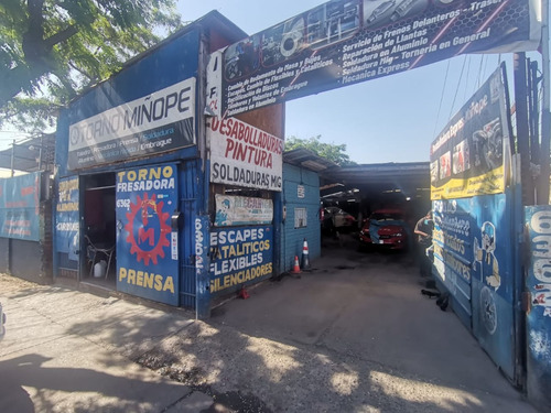 Amplia Casa Con Local Comercial. Excelente Ubicacion.
