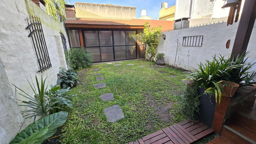 Solido Duplex De 4 Ambientes Con Cochera Y Jardin En Venta. Olivos