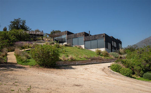 Casa De Arquitectos En Venta De 6 Dorm. En Olmué